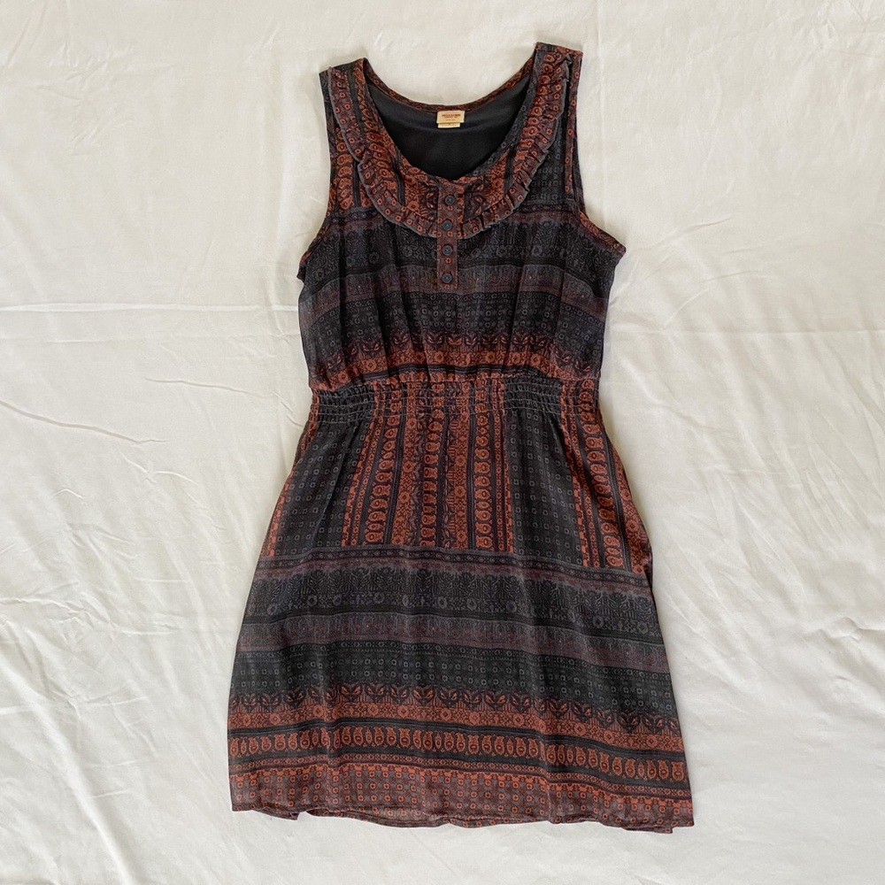 Sleeveless patterned dress